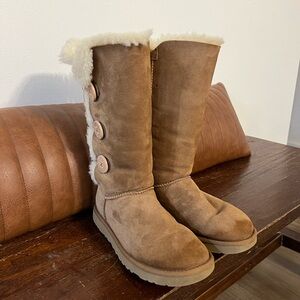UGG Tan Size 7 W BAILEY BUTTON TRIPLET 1873 w/ CHE no longer sold